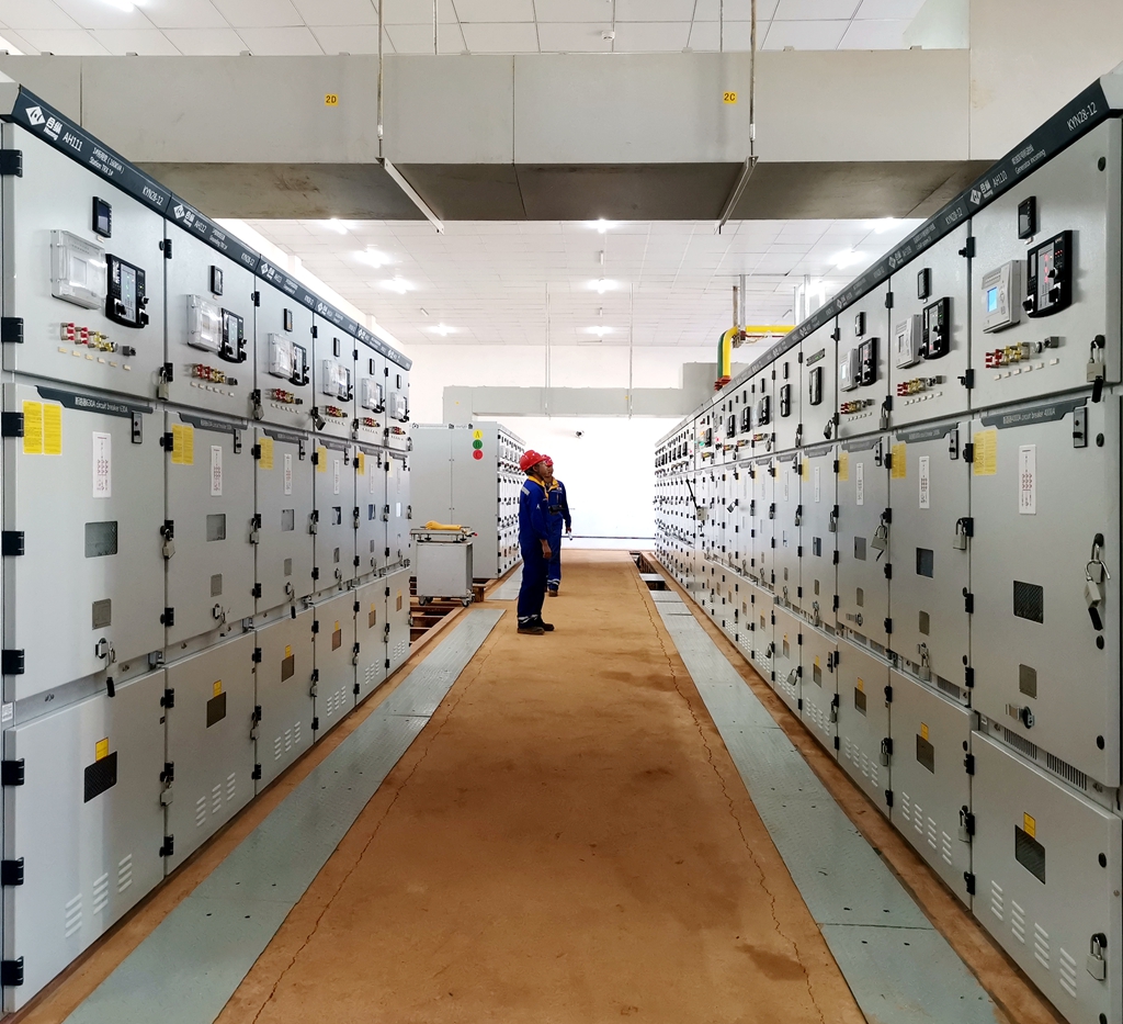 2019年6月20日,迪兹瓦矿业总降压站11千伏电力系统一次性送电成功.